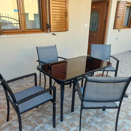 μοντέρνο σπίτι モネンバシア