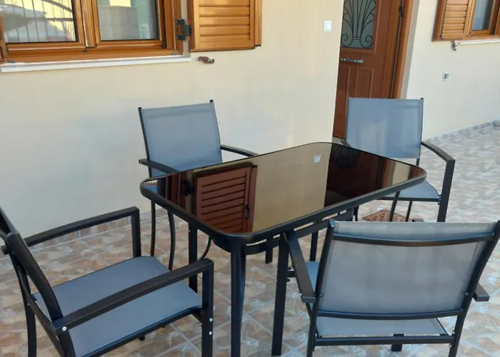 μοντέρνο σπίτι モネンバシア